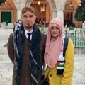 Dhani dan Mulan juga tak lupa mengunjungi Masjid Al Aqsa dan menjalankan ibadah di sana.