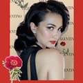 Atiqah Hasiholan menawan dengan tatanan rambut mengombak dan dipulas lipstik merah.