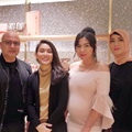 Berbadan dua, Vicky Shu tampil cantik pakai dress yang menampilkan lekuk tubuhnya.