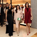 Atiqah Hasiholan, Wulan Guritno, dan Renata Kusmanto bergaya bak sedang menyusuri catwalk.