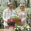 Meski bahagia, ada rasa duka dirasakan oleh Syahnaz. Pasalnya, sang ayah kini telah tiada. Wali nikah pun digantikan oleh Raffi Ahmad, sang kakak.