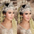 Menggunakan polesan rias adat Sunda, Syahnaz terlihat cantik memesona. Ia bahkan disebut mengalahkan kecantikan Raisa, setuju?