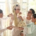 Lewat tangan makeup artis ternama, Bubah, penampilan Syahnaz begitu mencuri perhatian. Lewat tangan makeup artis ternama, Bubah, penampilan Syahnaz begitu mencuri perhatian.
