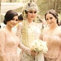 Tak kalah cantik, Nisya Ahmad dan Nagita Slavina juga ikut mendampingi Syahnaz.