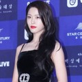 Seolhyun AOA tampil cantik dalam balutan dres hitam elegan di Baesang Art Awards 2018.