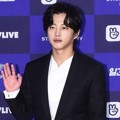 Kim Min Suk tampil gagah dengan setelan jas resmi hitam di Baesang Art Awards 2018.