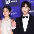 Baek Jin Hee dan Yoon Doo Joon Highlight tampil serasi datang bersama di Baesang Art Awards 2018.