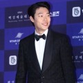 Ryu Jun Yeol terlihat tampan memakai setelan jas resmi dan dasi kupu-kupu di Baesang Art Awards 2018.