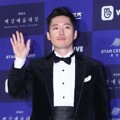 Jang Hyuk tampak ganteng dengan balutan jas resmi di Baesang Art Awards 2018.