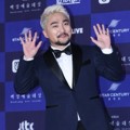 Yoo Byung Jae datang dengan senyum ceria di Baesang Art Awards 2018.