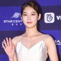 Gong Seung Yeon tampak sempurna dengan gaun putih satin di Baesang Art Awards 2018.