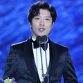 Park Hee Soon meraih penghargaan Best Supporting Actor kategori film.