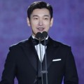 Jo Seung Woo meraih penghargaan Piala Best Actor kategori TV.