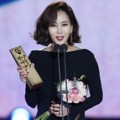 Kim Nam Joo meraih penghargaan Best Actress kategori TV.