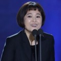 Song Eun Yi meraih penghargaan Best Female Variety Star.