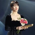 Suzy meraih penghargaan Star Century Popularity Award.