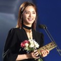 Nana meraih penghargaan Bazaar Icon Award.