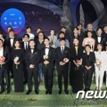 Para pemenang Baeksang Art Awards 2018 berfoto bersama.