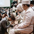 Raditya Dika melakukan sungkeman usai mengucap ijab kabul.
