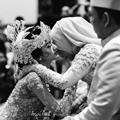 Melepas sang putri menikahi pria pilihannya tentu membuat ibunda Annisa merasa terharu.