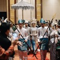 Radit dan Annisa serasi dalam balutan pakaian pengantin warna abu-abu.