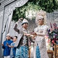 Kebahagiaan terpancar dari wajah Radit dan Annisa saat pesta resepsi pernikahan mereka.