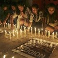Warga berkumpul untuk menggelar aksi solidaritas dengan menyalakan lilin sebagai simbol melawan terorisme.