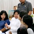 Tak hanya menjenguk keluarga alm. Aloysius, Bu Risma juga menjenguk ke 4 keluarga lainnya yang menjadi korban tragedi bom pada Minggu (13/5). Senin (14/5), ada 5 korban yang dijenguk oleh Bu Risma, 4 diantaranya disemayamkan di Rumah Adi Jasa.