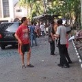 Situasi di sekitar Gereja Santa Maria Tak Bercela di Jalan Ngagel Madya usai serangan bom bunuh diri pada Minggu (13/5).