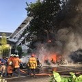 Pemadam kebakaran berusaha memadamkan api yang membakar beberapa kendaraan bermotor di Gereja GPPS Jalan Arjuno.