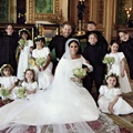 Tradisi yang selalu muncul setiap Royal Wedding adalah kedua mempelai foto bersama para keponakan. Lucu yaa