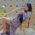 Min Hyo Rin berpose bareng burung kecil nan imut