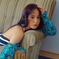Gaya tengkurap Min Hyo Rin di atas sofa