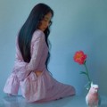 Min Hyo Rin menawan berpose ditemani burung kakak tua merah muda