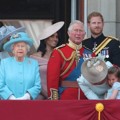 Ratu Elizabeth dan keluarga besarnya menyapa masyarakat di Istana Buckingham