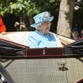 Trooping the color merupakan perayaan ulang tahun Ratu Elizabeth bagi umum yang digelar pekan kedua bulan Juni