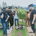 Billy Syahputra Ziarah ke Makam Olga Syahputra Billy Syahputra Ziarah ke Makam Olga Syahputra