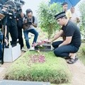 Billy Syahputra Ziarah ke Makam Olga Syahputra