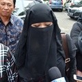 Dian Rositaningrum Ditemui Usai Sidang Lanjutan Perceraian