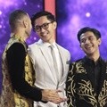 Ketiga cowok ganteng pemeran film 'Dilan 1990' ikut membacakan salah satu nominasi di gelaran IMAA 2018.