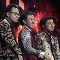 Bayu Skak Cs membuat suasana semakin ramai ketika berkumpul di atas panggung dan membaca salah satu nominasi tadi malam (4/7).