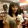 Cantiknya Tatjana Saphira membawa pulang piala kategori pemeran utama wanita terfavorit dalam filmnya 'Sweet 20'
