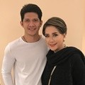 Banyak selebriti yang berinteraksi seperti Iko Uwais dan Widyawati yang foto bersama di backstage IMAA 2018