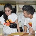 Ayu Ting Ting dan Boy William Jual Dimsum dan Martabak di Atas Mobil