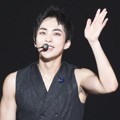 Xiumin menyapa EXO-L yang hadir di konser EXO The ElyXiOn [dot].