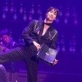 Gaya Kai saat tampil di konser EXO The ElyXiOn [dot].