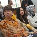 Dhea Imut Didampingi Pengacara Henry Indraguna Jalani Sidang Putusan