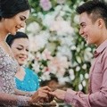 Tampak senyum bahagia Baim Wong saat sang kekasih menyematkan cincin di jari manisnya