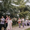Iring-Iringan keluarga Baim Wong memasuki lokasi lamaran