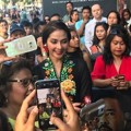 Para jajaran pemain pun menghadiri premier yang berlangsung pada Senin (23/7) ini. Termasuk Maudy Koesnaedi yang menyempatkan menyapa penggemar saat tiba di red carpet